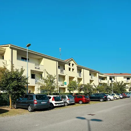 Robinia-pinetine-4 By Interhome * دونا فيردي